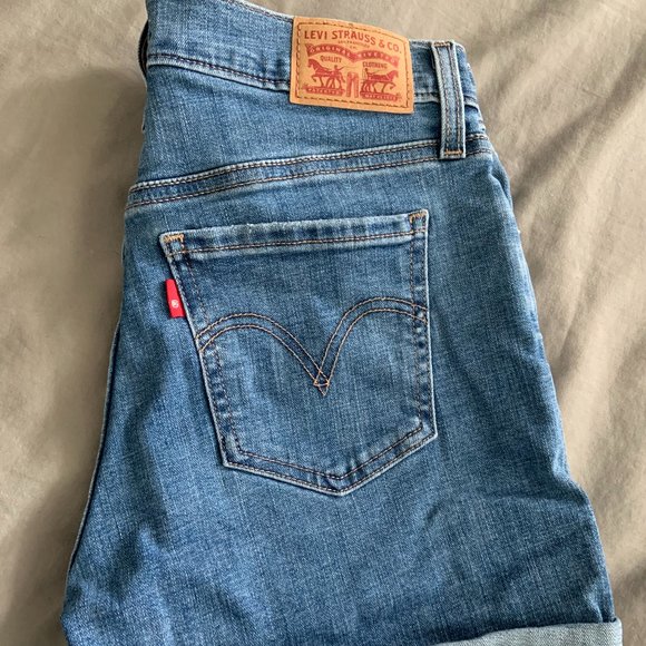 Women's Levi's Light wash Mid Length Denim Jean Short - Picture 1 of 3